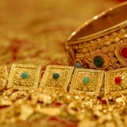 Gold prices continue falling in the national and global markets.