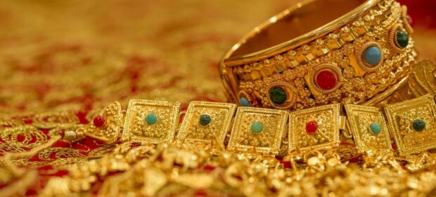 Gold prices continue falling in the national and global markets.