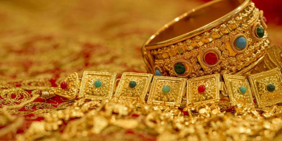 Gold prices continue falling in the national and global markets.